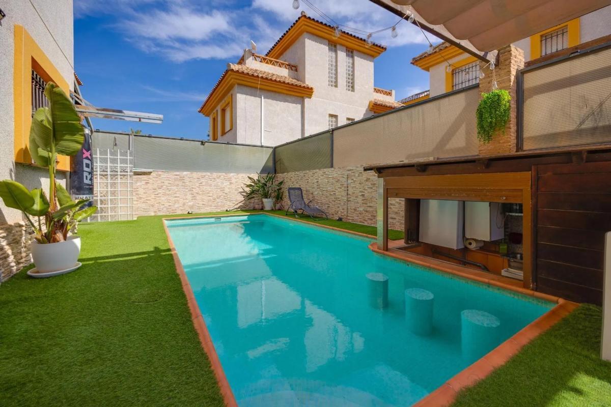 Venta de villa en Los Montesinos