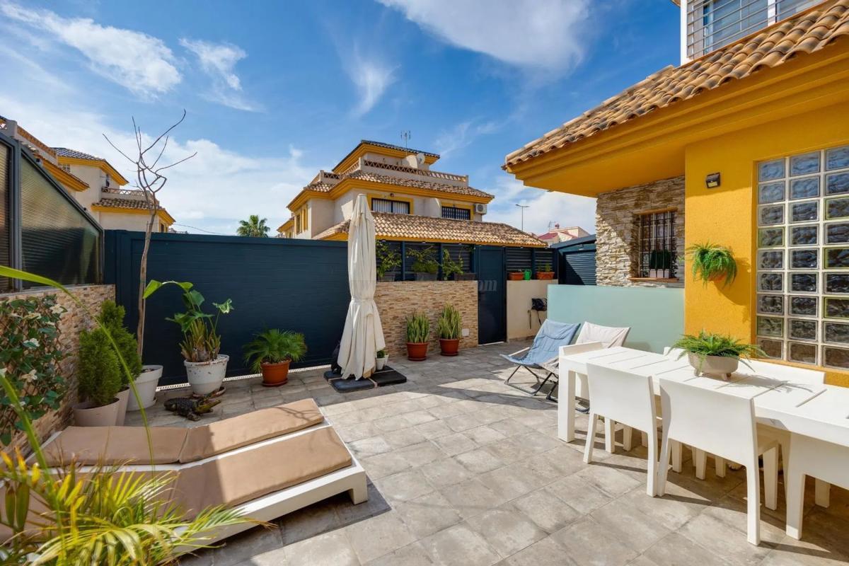 Venta de villa en Los Montesinos