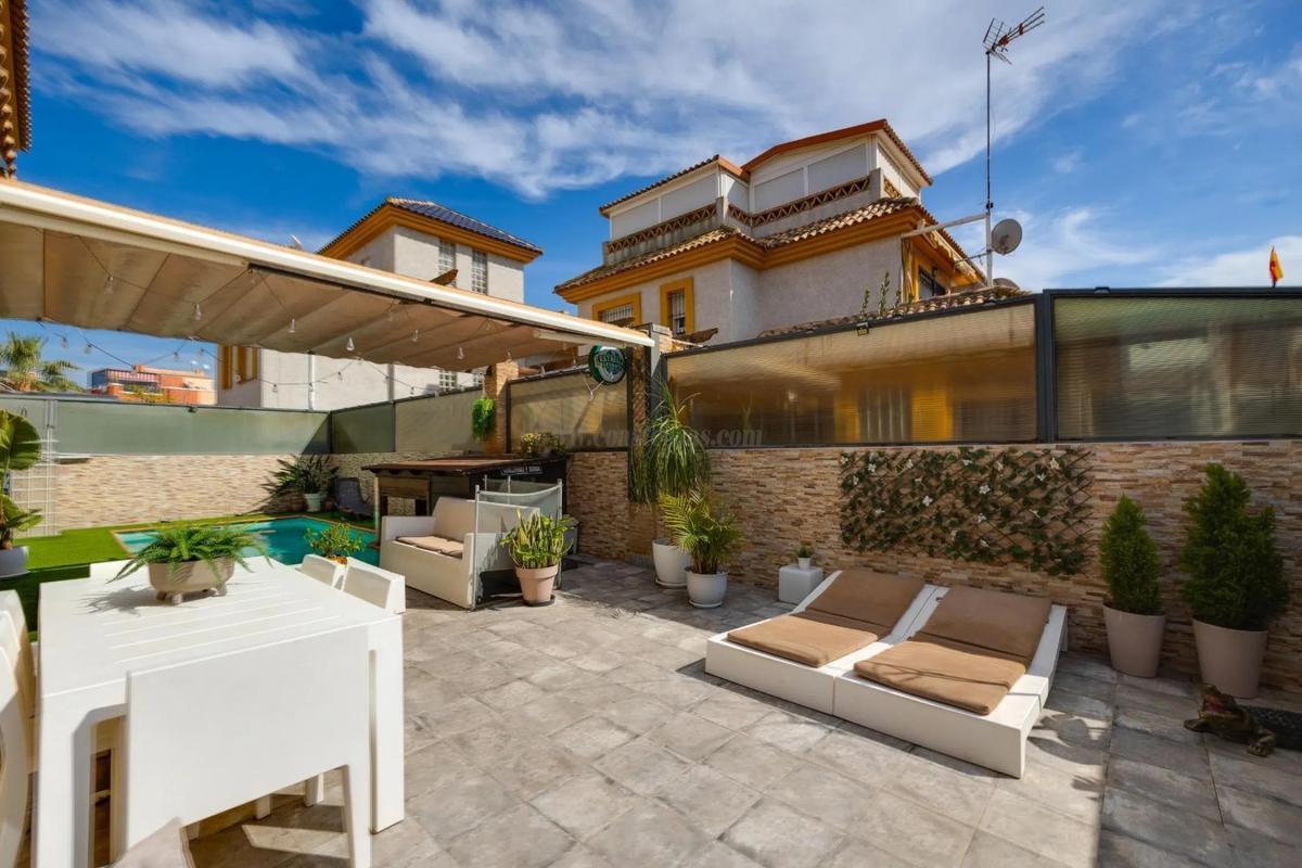 Venta de villa en Los Montesinos