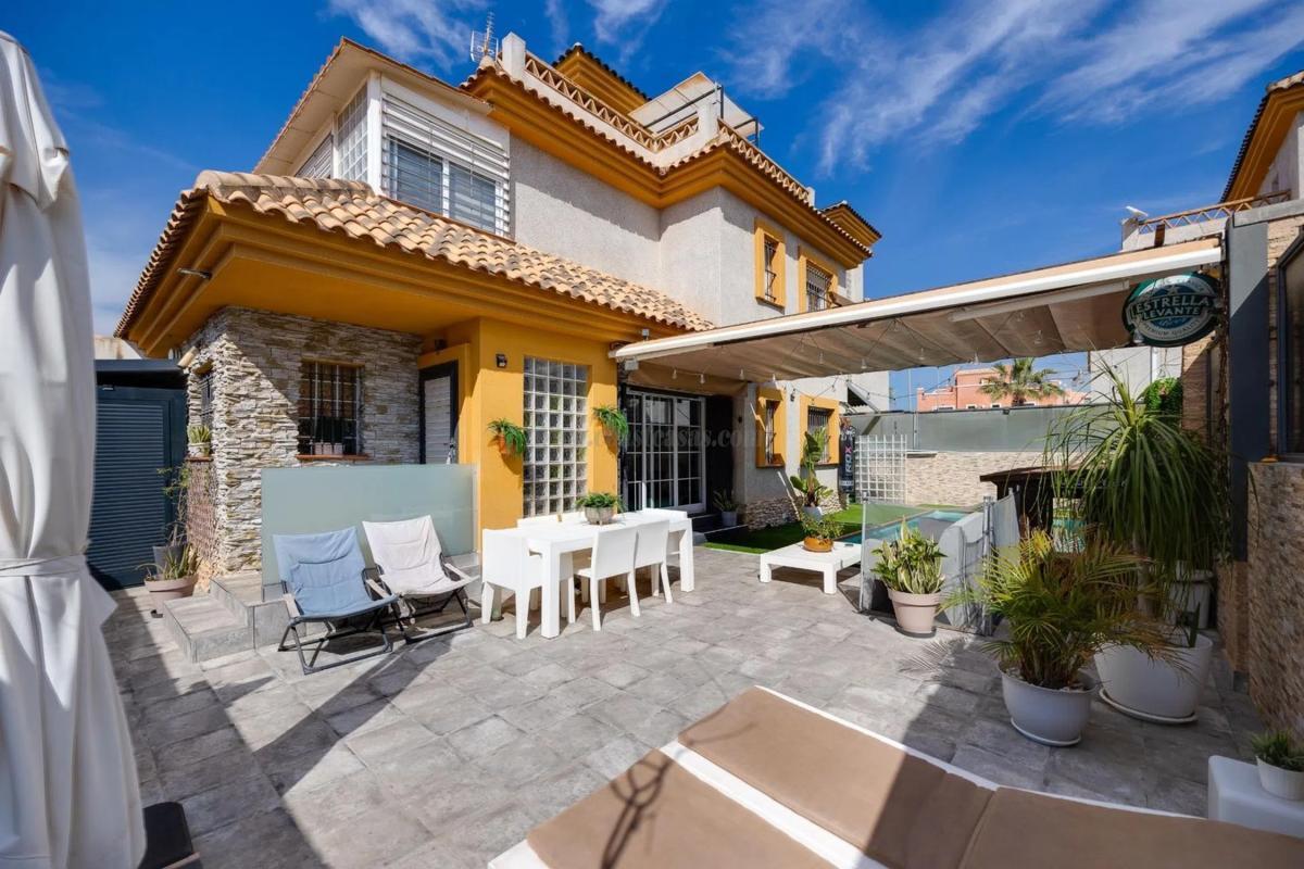 Venta de villa en Los Montesinos