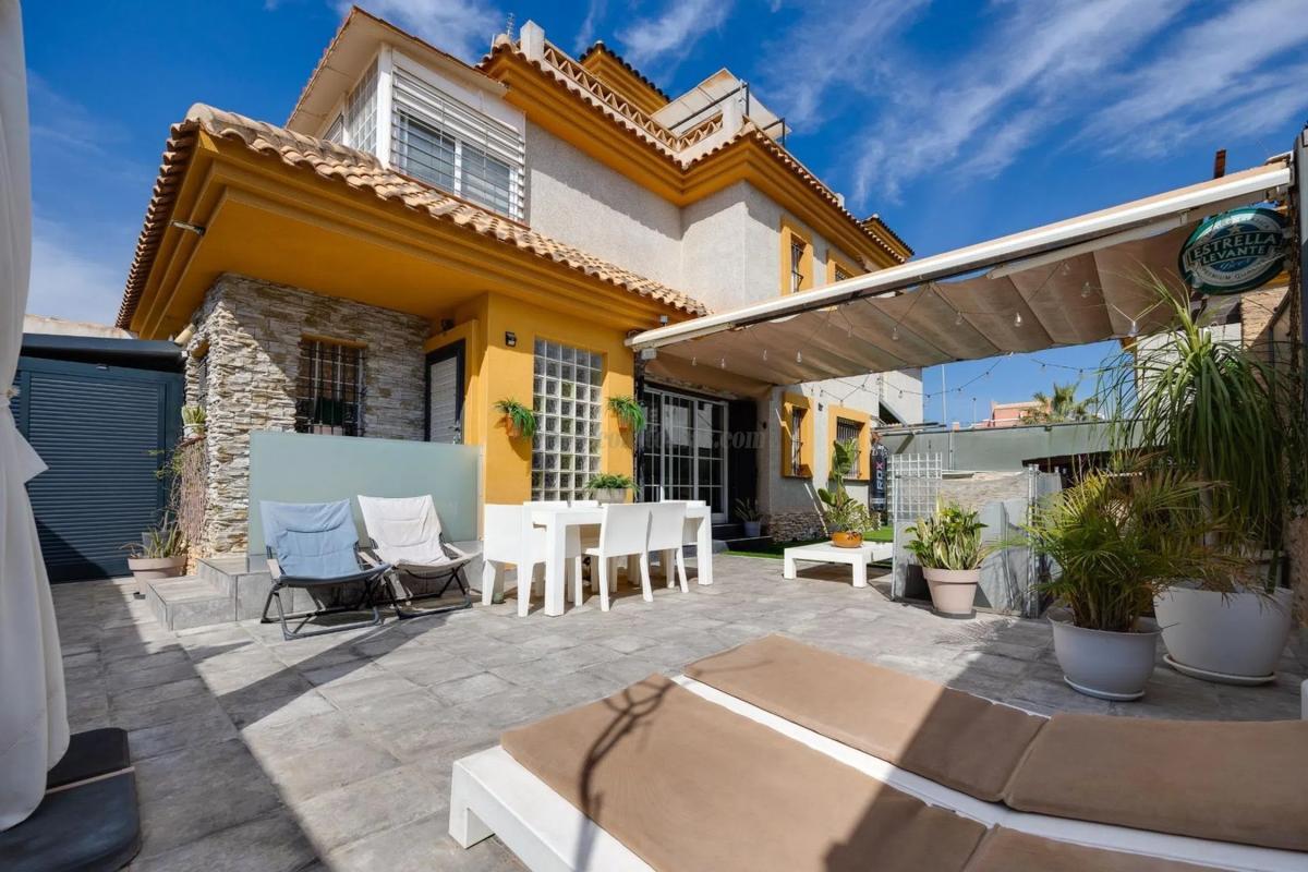 Venta de villa en Los Montesinos