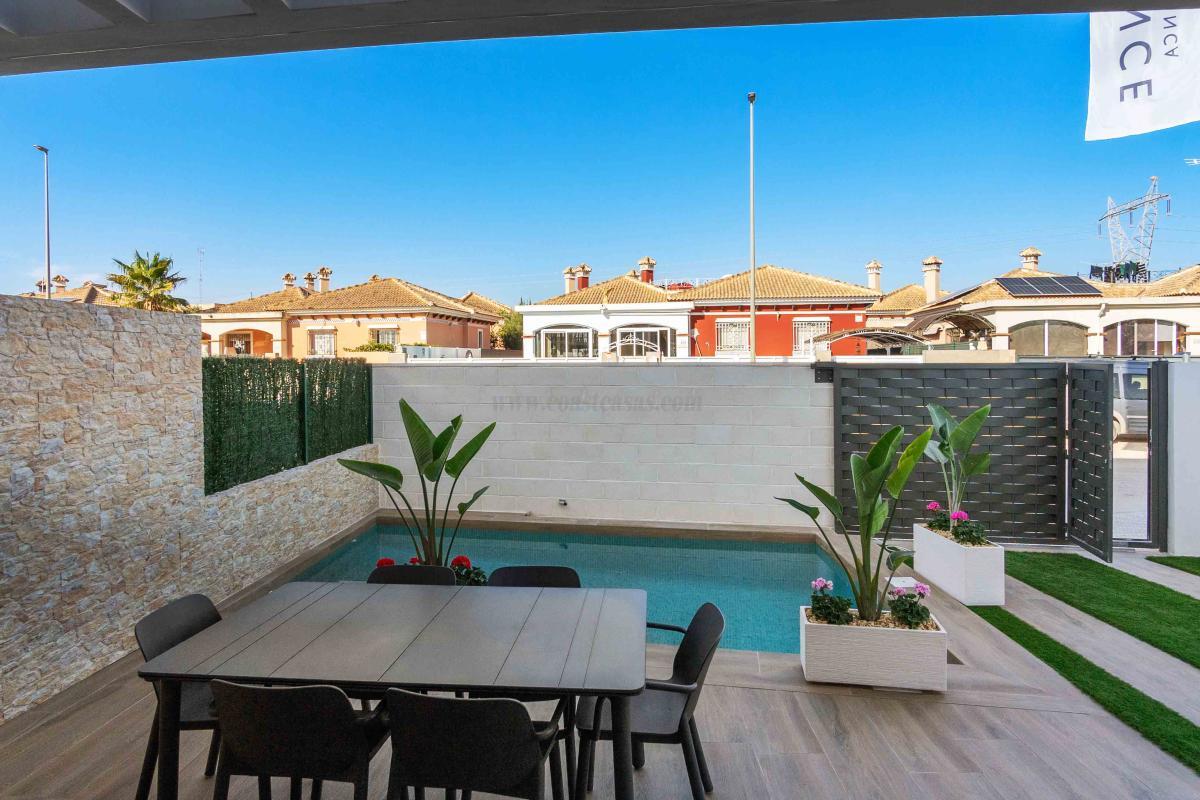 Venta de villa en Los Montesinos