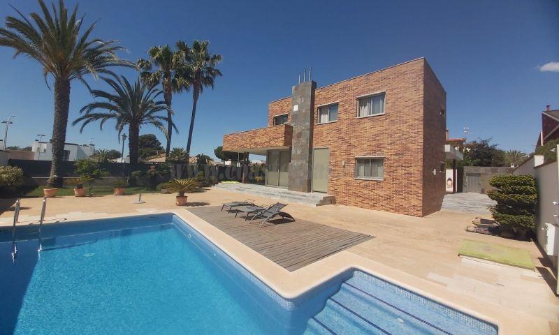 For sale of villa in Orihuela Costa
