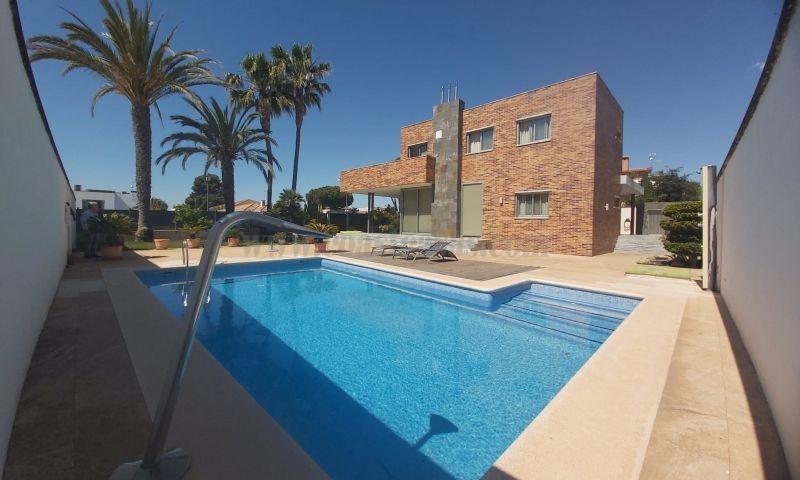 For sale of villa in Orihuela Costa