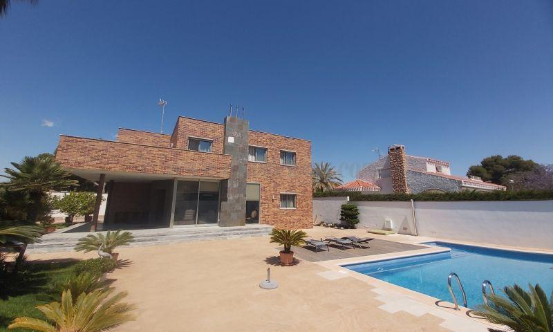 For sale of villa in Orihuela Costa