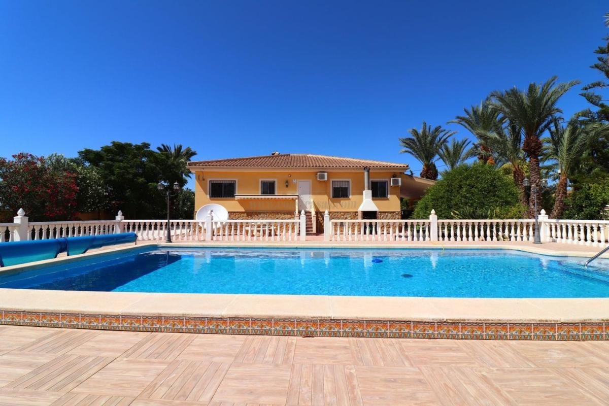 Venta de villa en Catral