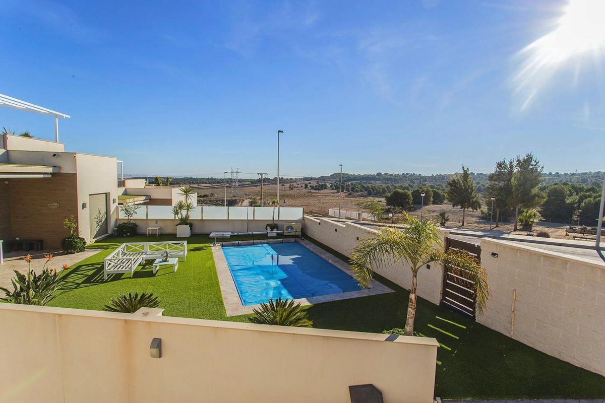 Venta de villa en San Miguel de Salinas