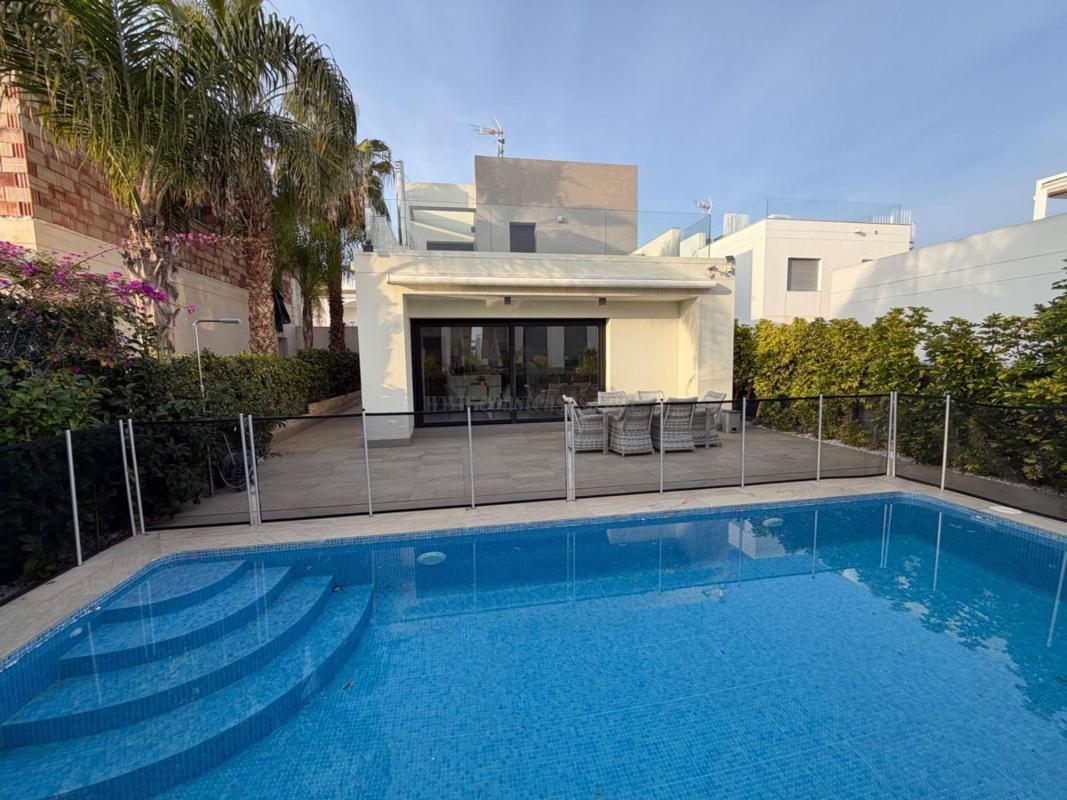 Venta de villa en Rojales