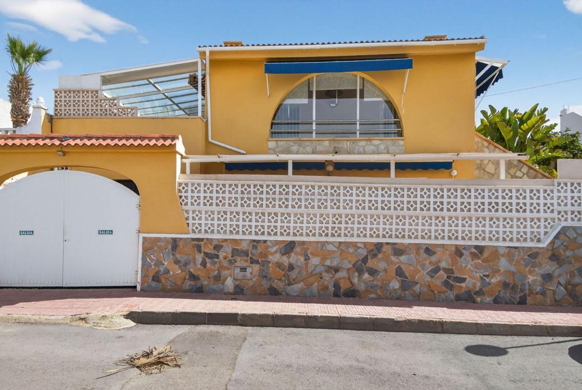 Venta de villa en San Miguel de Salinas