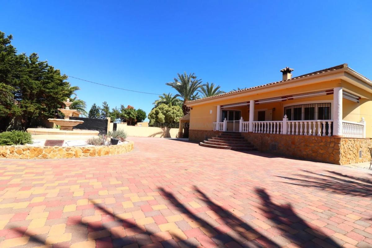 Venta de villa en Catral