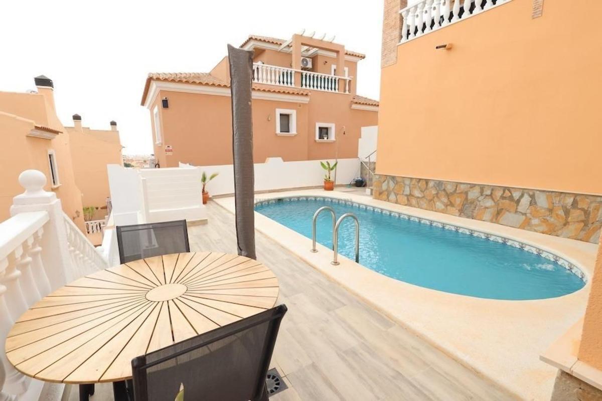 Venta de villa en San Miguel de Salinas