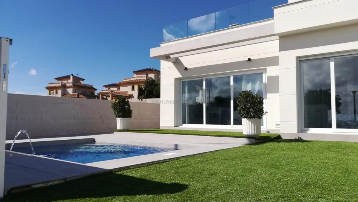Venta de villa en Los Montesinos