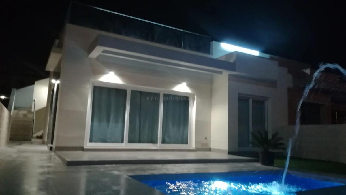 Venta de villa en Los Montesinos