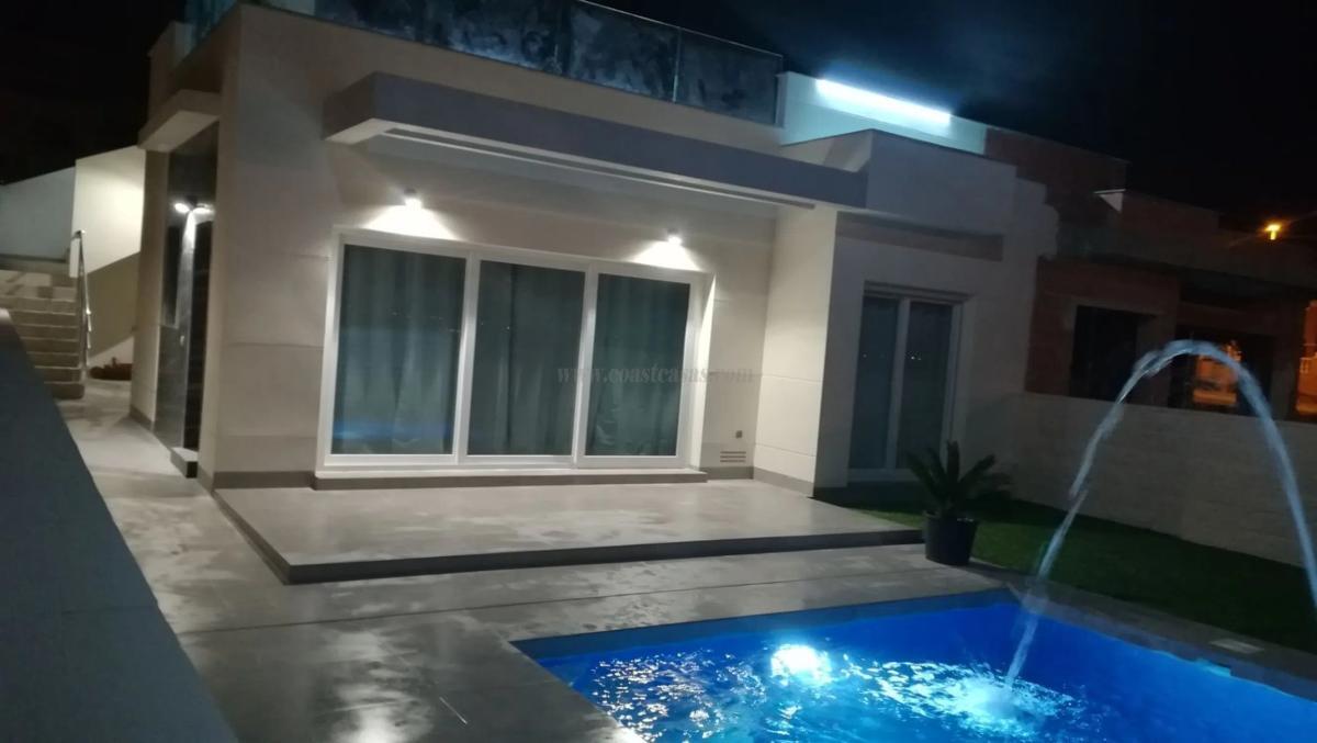 Venta de villa en Los Montesinos