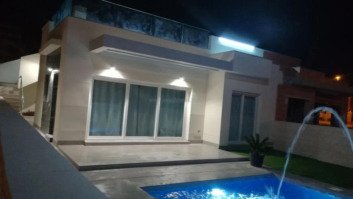 Venta de villa en Los Montesinos
