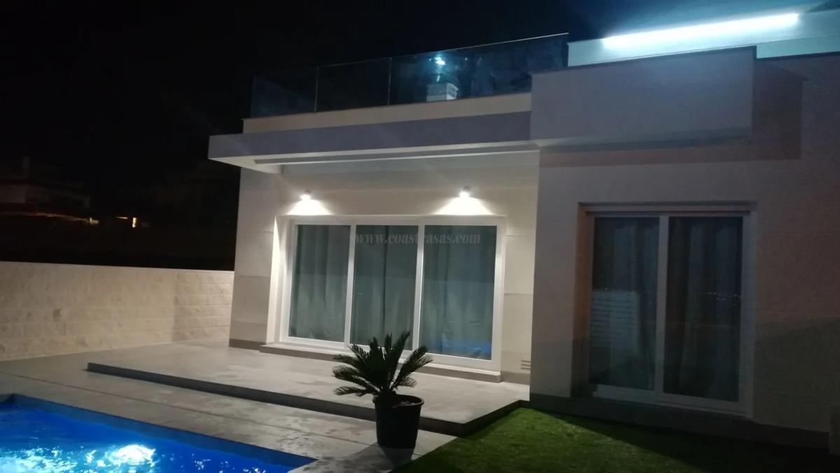 Venta de villa en Los Montesinos