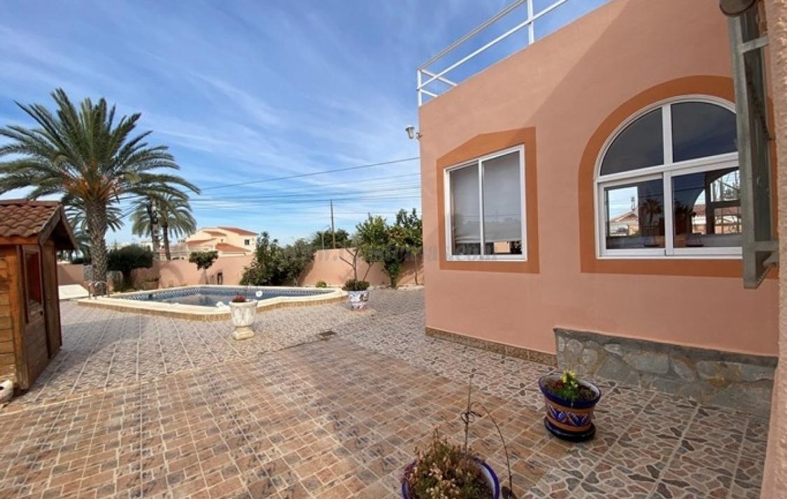 For sale of chalet in Torrevieja