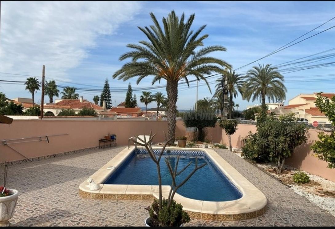 For sale of chalet in Torrevieja