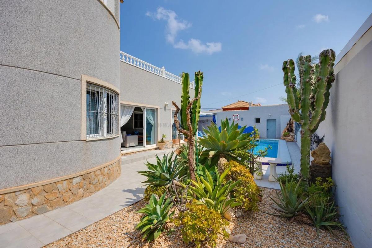 Venta de villa en Orihuela