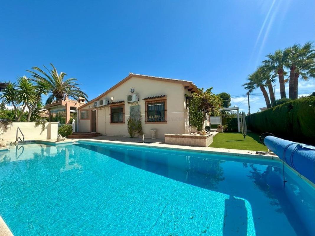Venta de villa en Orihuela