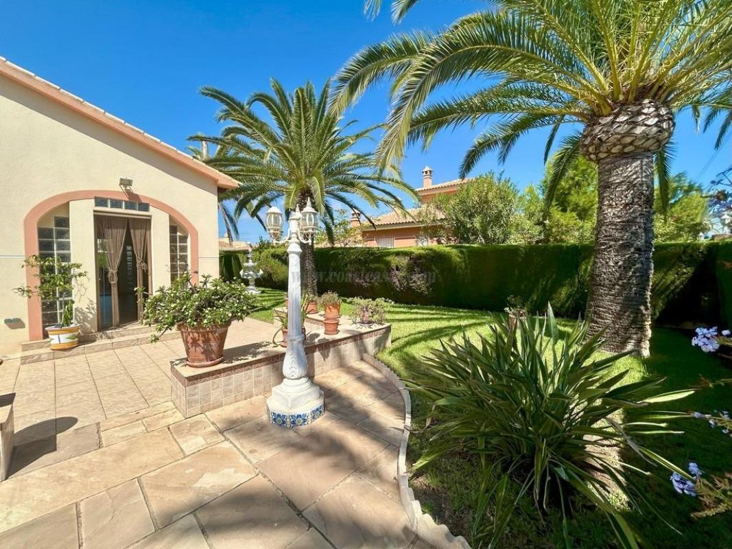 Venta de villa en Orihuela