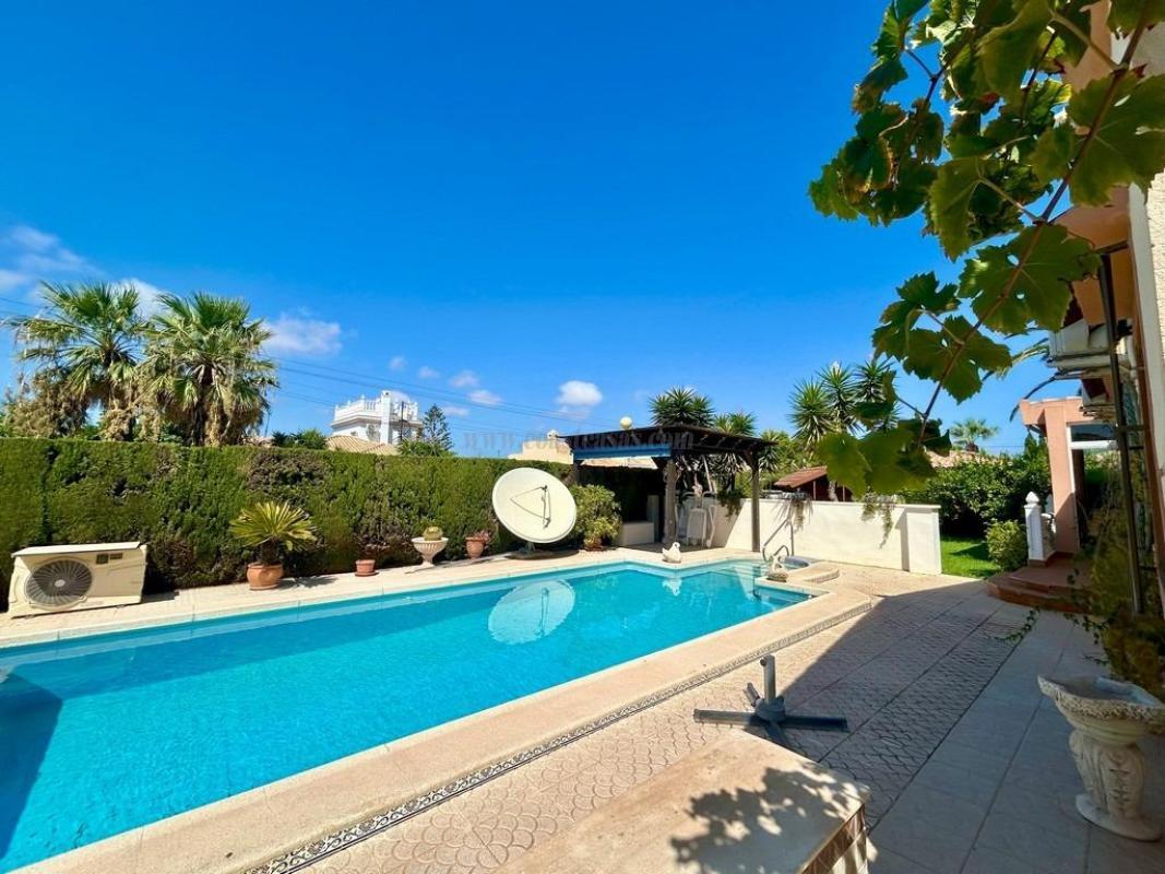 Venta de villa en Orihuela
