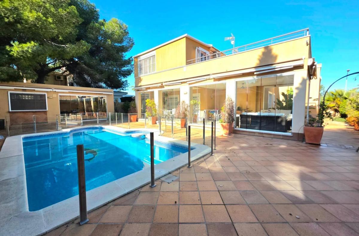 Venta de villa en Orihuela
