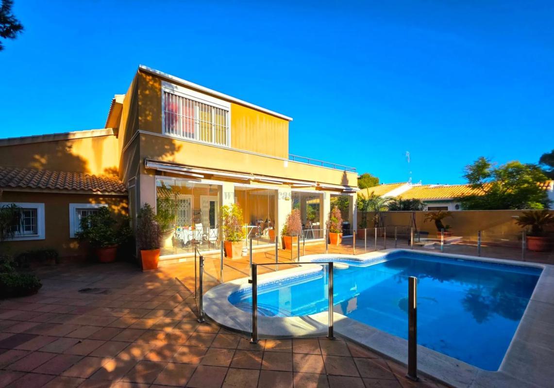 Venta de villa en Orihuela