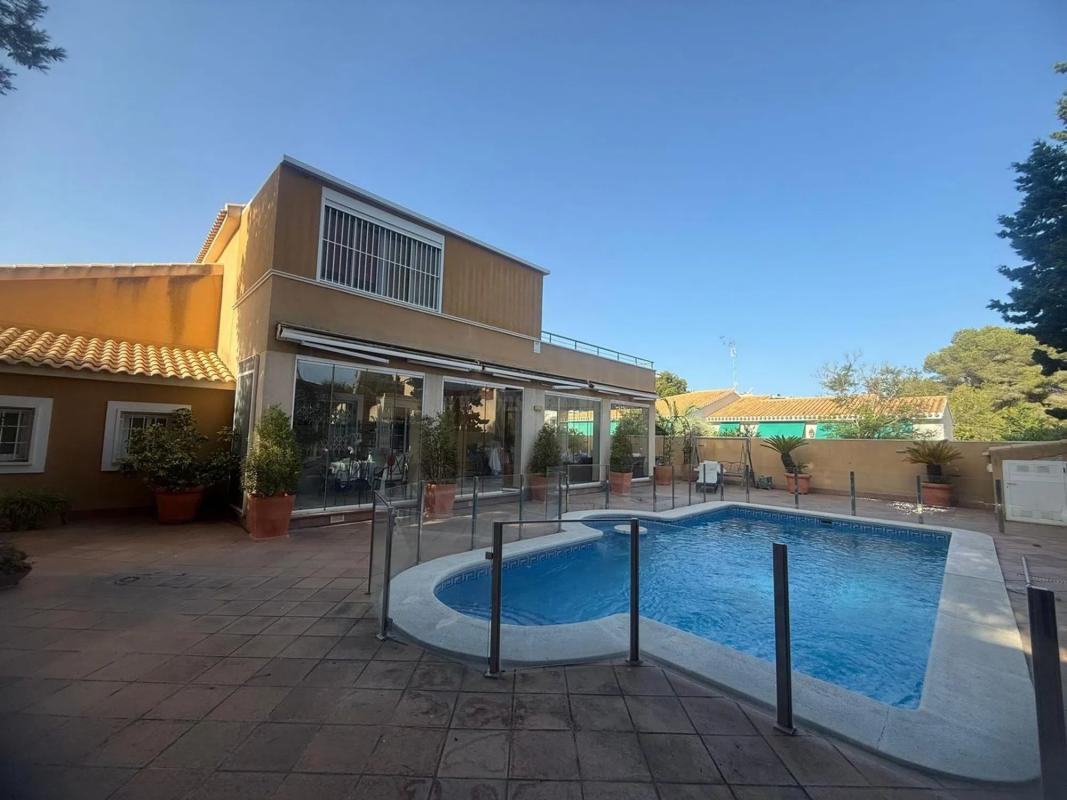 Venta de villa en Orihuela