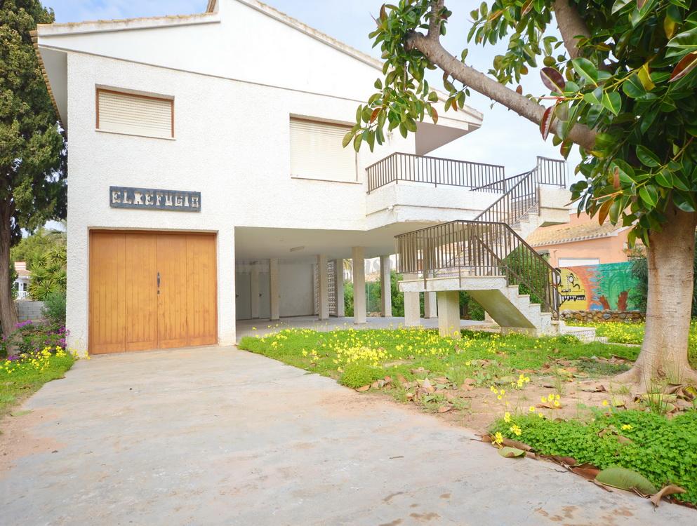 For sale of villa in Orihuela Costa