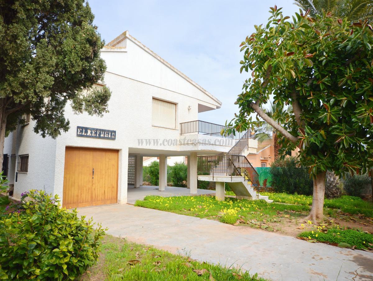 For sale of villa in Orihuela Costa