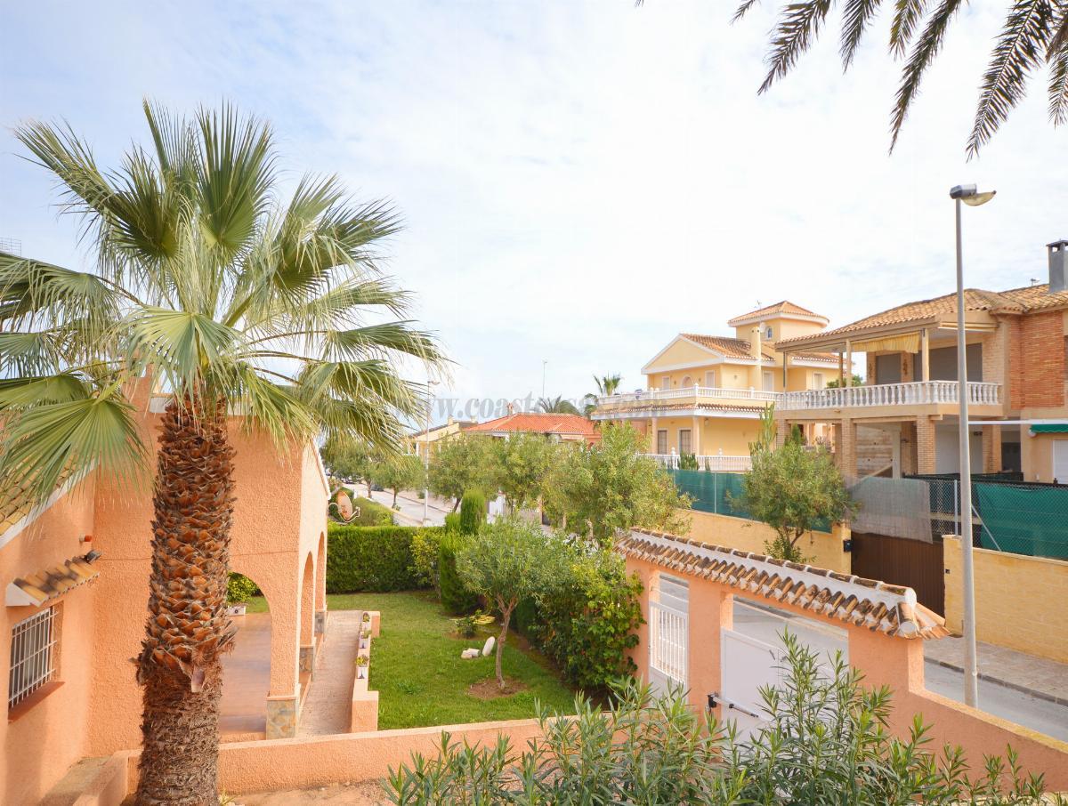 For sale of villa in Orihuela Costa