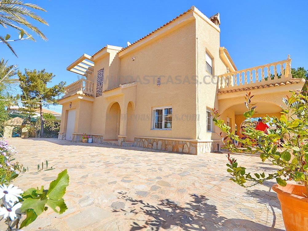 For sale of villa in Orihuela Costa