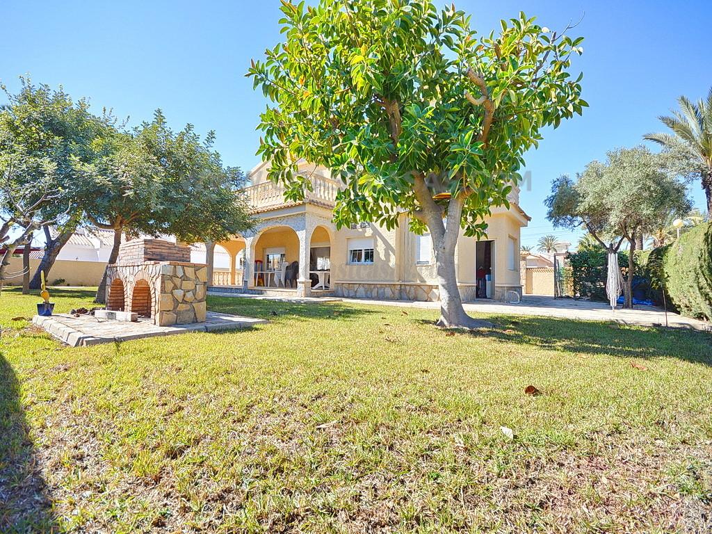 For sale of villa in Orihuela Costa
