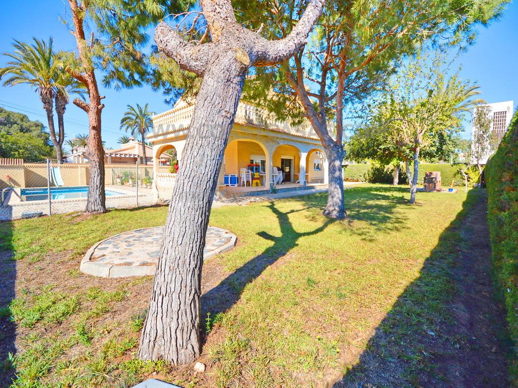 For sale of villa in Orihuela Costa