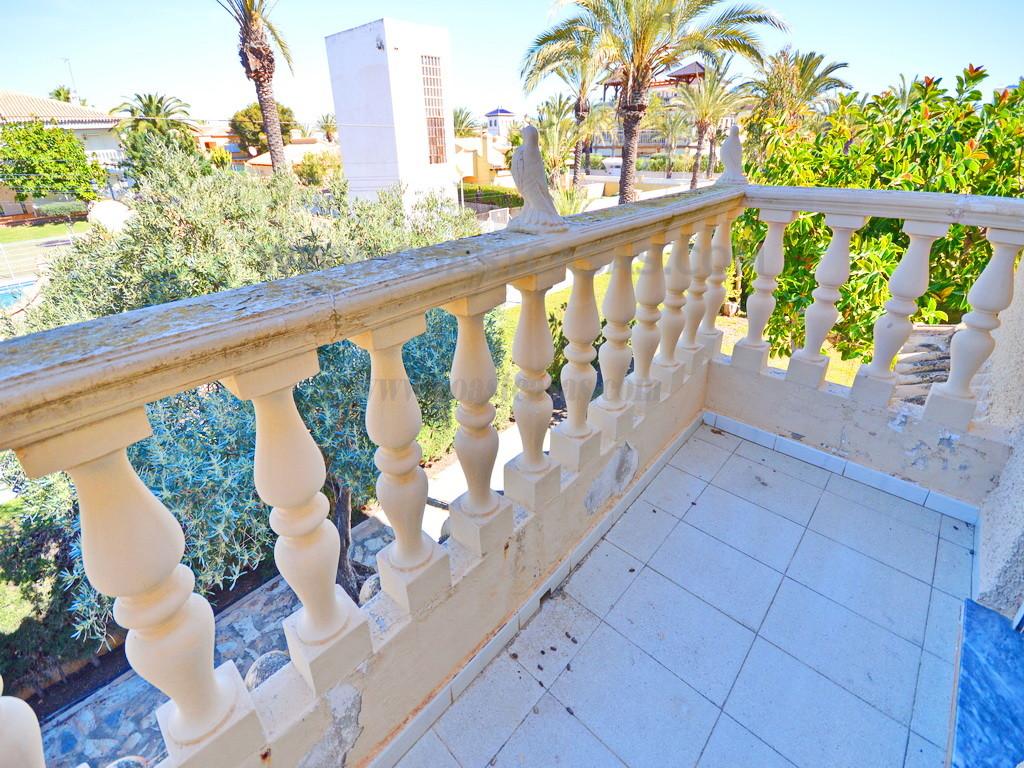 For sale of villa in Orihuela Costa