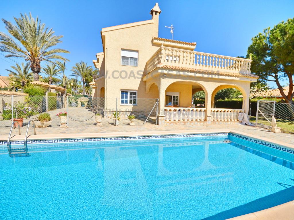 For sale of villa in Orihuela Costa