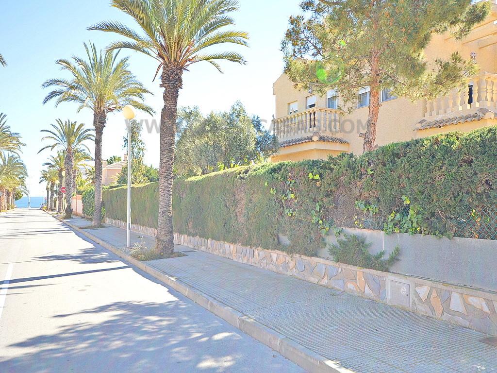 For sale of villa in Orihuela Costa
