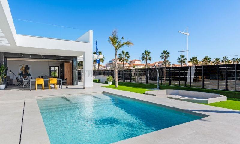 For sale of villa in Algorfa