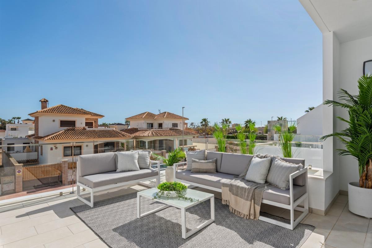 For sale of chalet in Los Alcázares