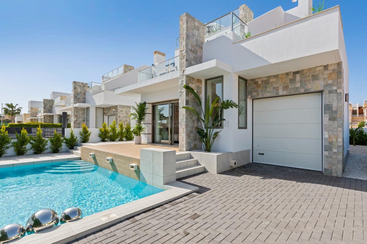 For sale of chalet in Los Alcázares