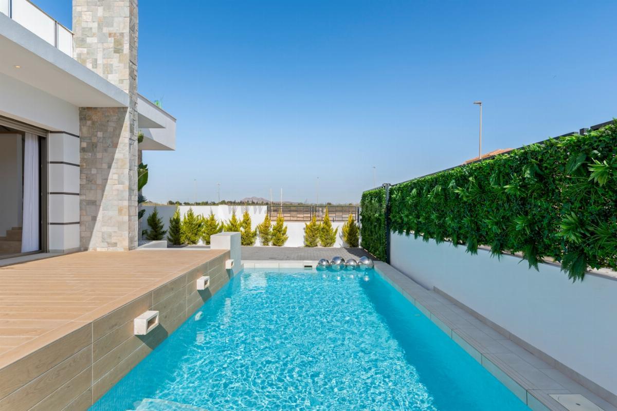For sale of chalet in Los Alcázares