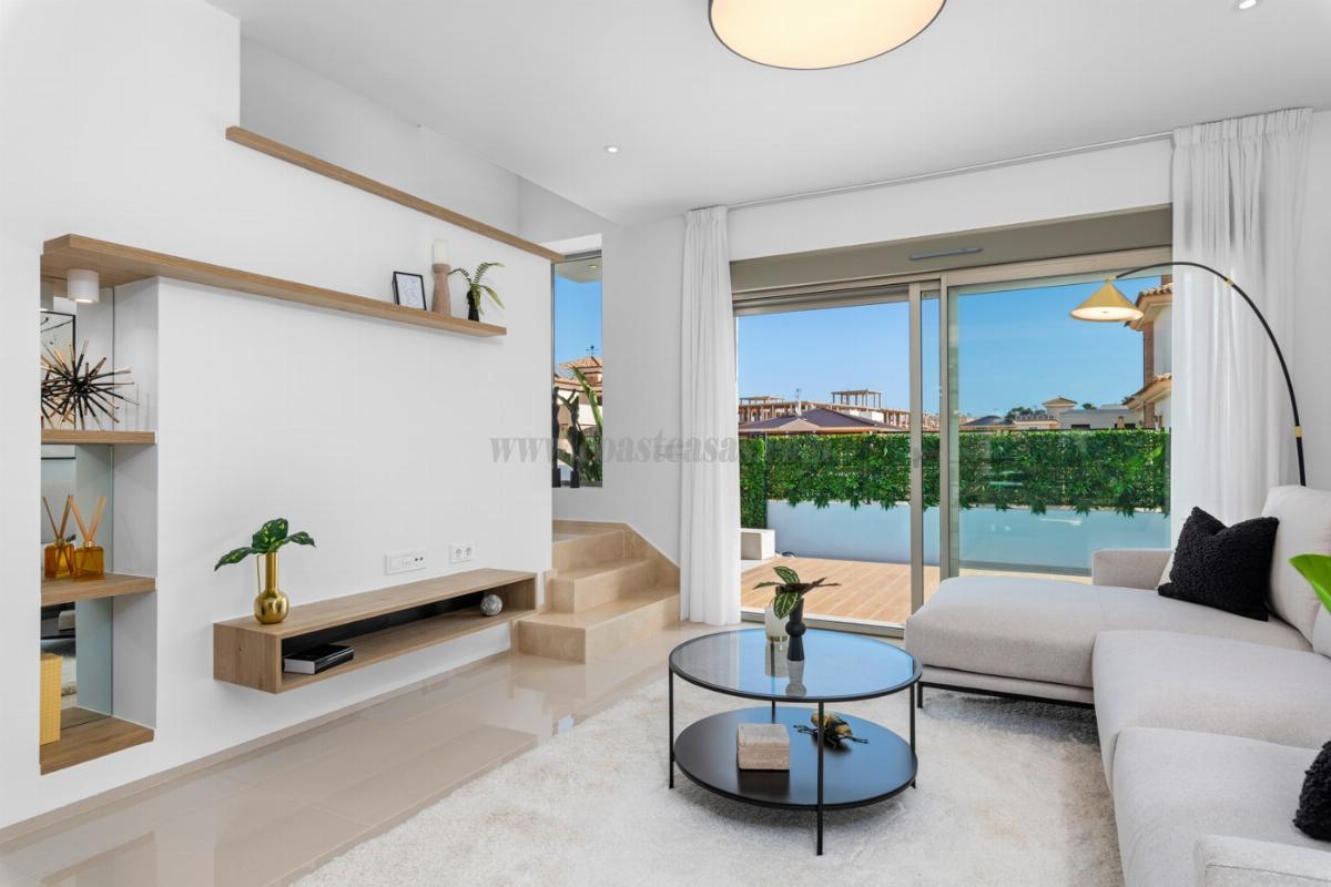 For sale of chalet in Los Alcázares