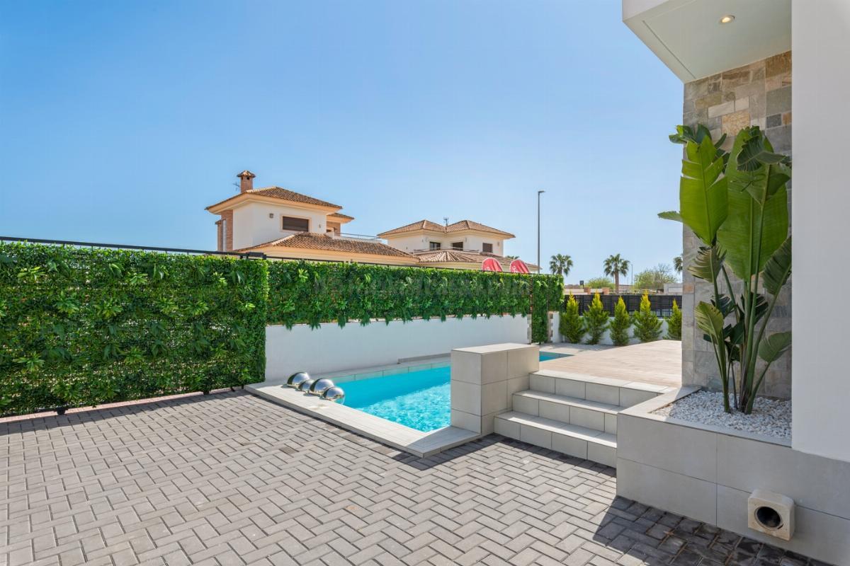 For sale of chalet in Los Alcázares