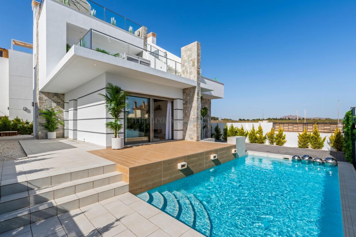 For sale of chalet in Los Alcázares