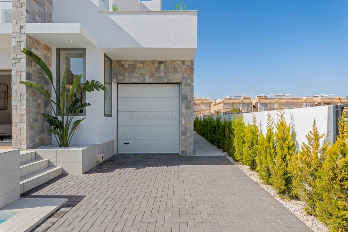 For sale of chalet in Los Alcázares