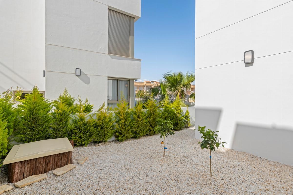 For sale of chalet in Los Alcázares