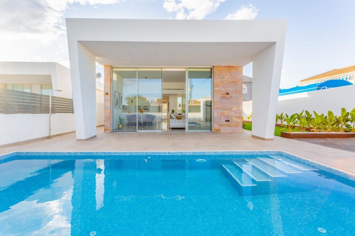 For sale of chalet in Torrevieja