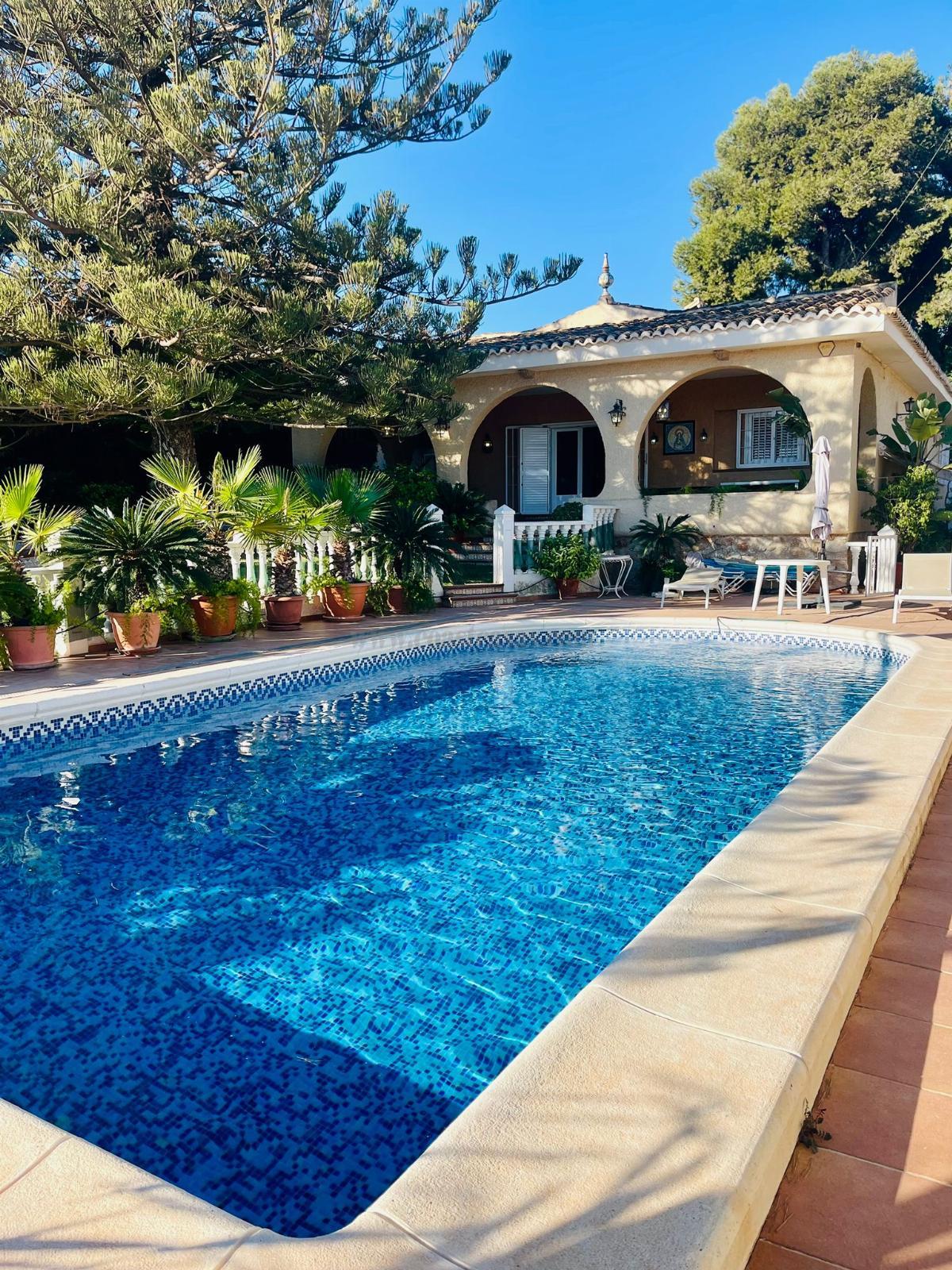 For sale of chalet in Torrevieja