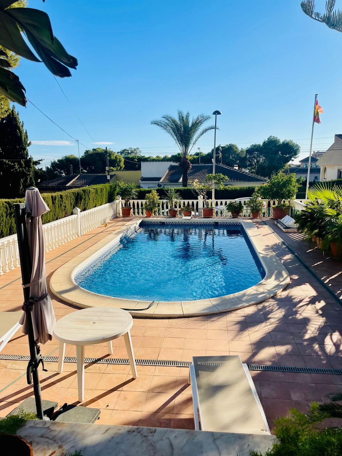 For sale of chalet in Torrevieja